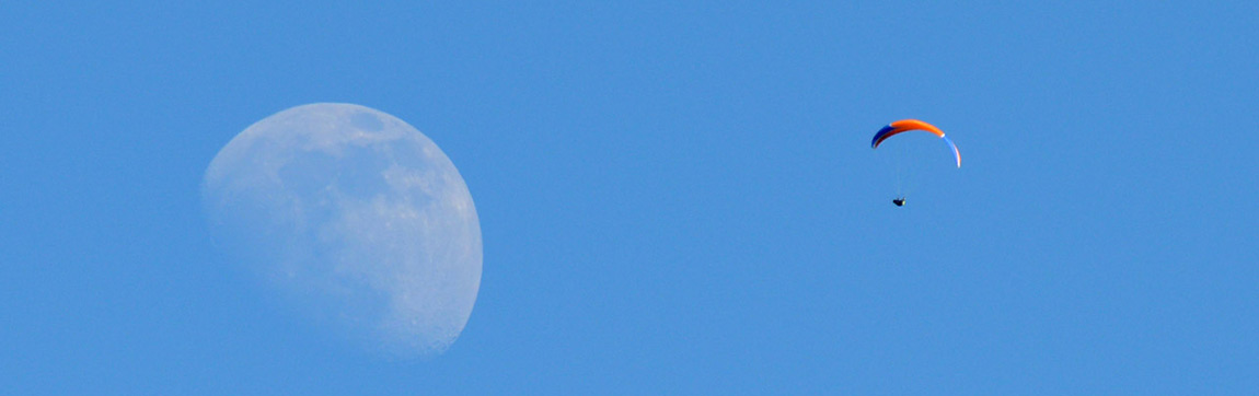 Fallschirmspringer mit Mond